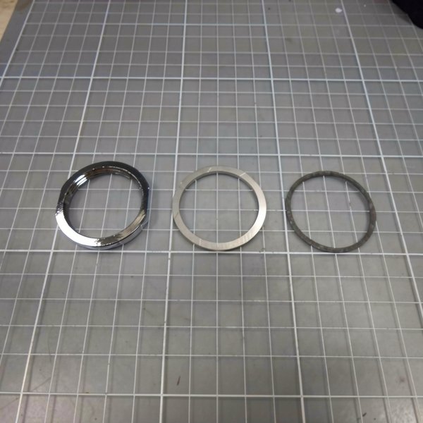 Ensemble fixation corps bouton poussoir